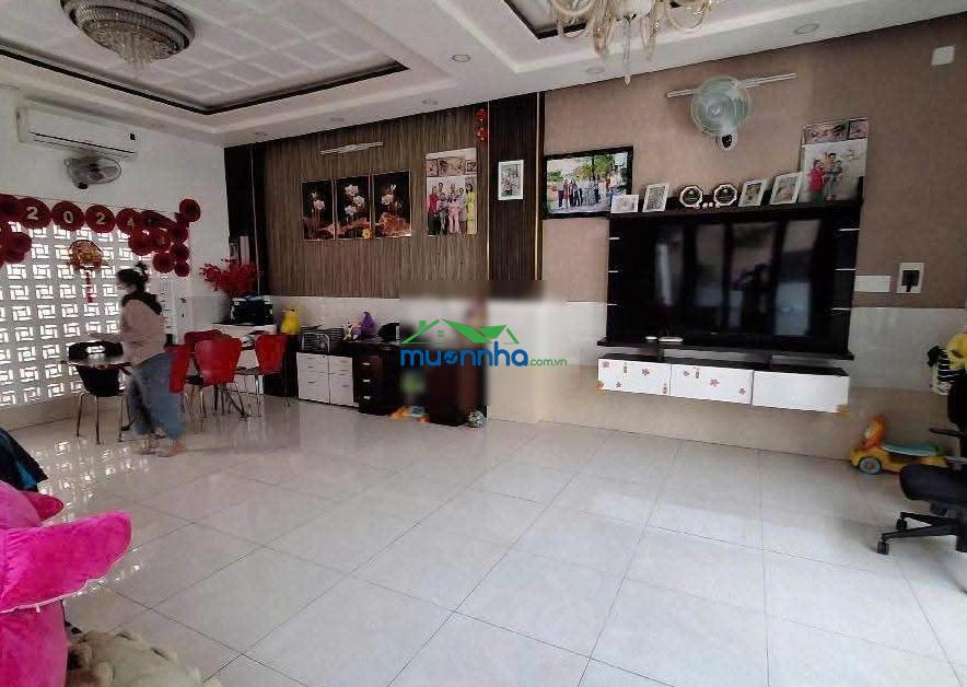 Nhà bè - 3 tầng - đường xe tải 8m - 93m² - gara ô tô - hoàn công đầy đủ - chỉ 5ty9