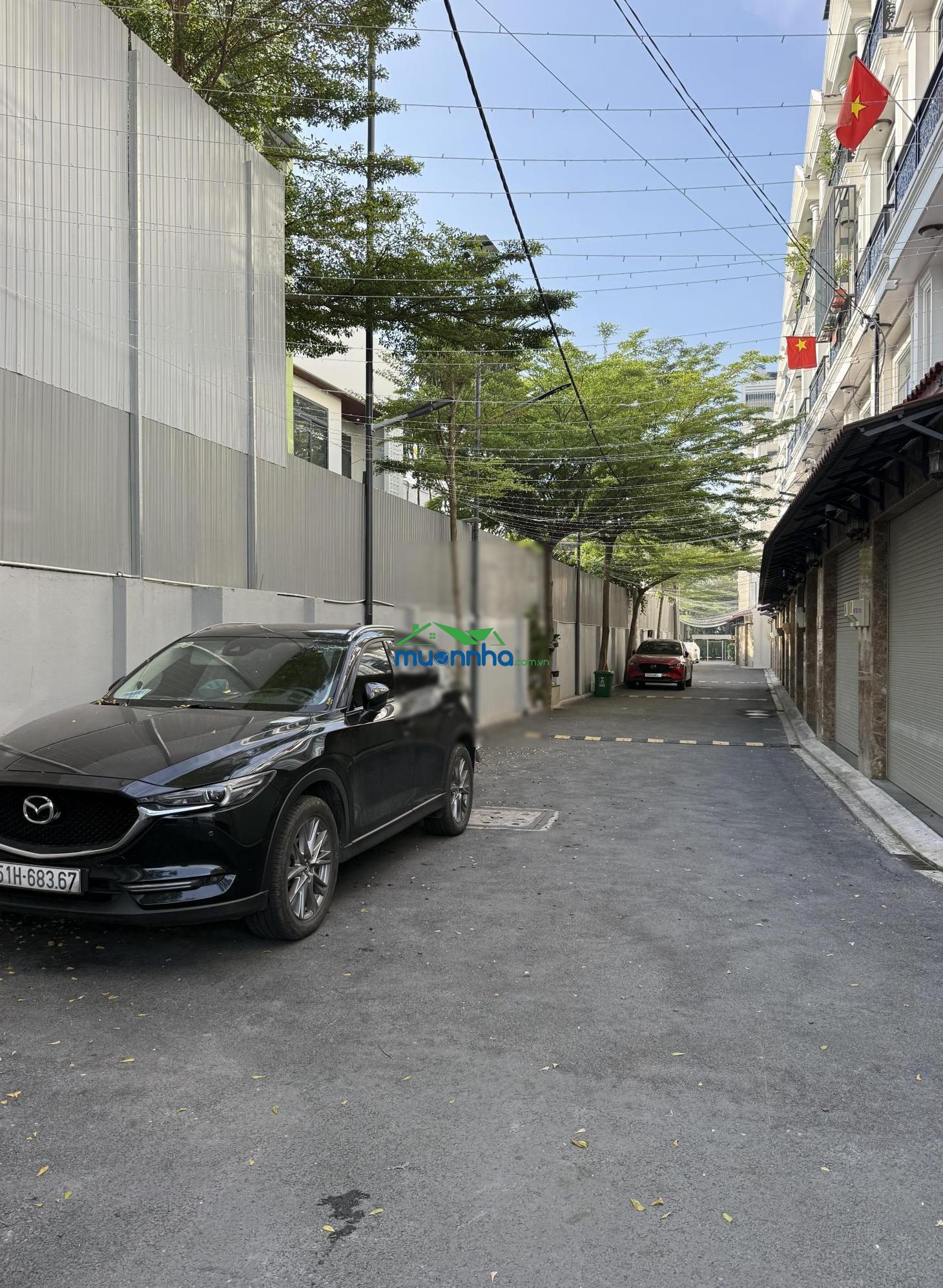 Nhà 3 tầng + lửng, ngay chợ hiệp bình, ô tô đậu trong nhà, gần vạn phúc city
