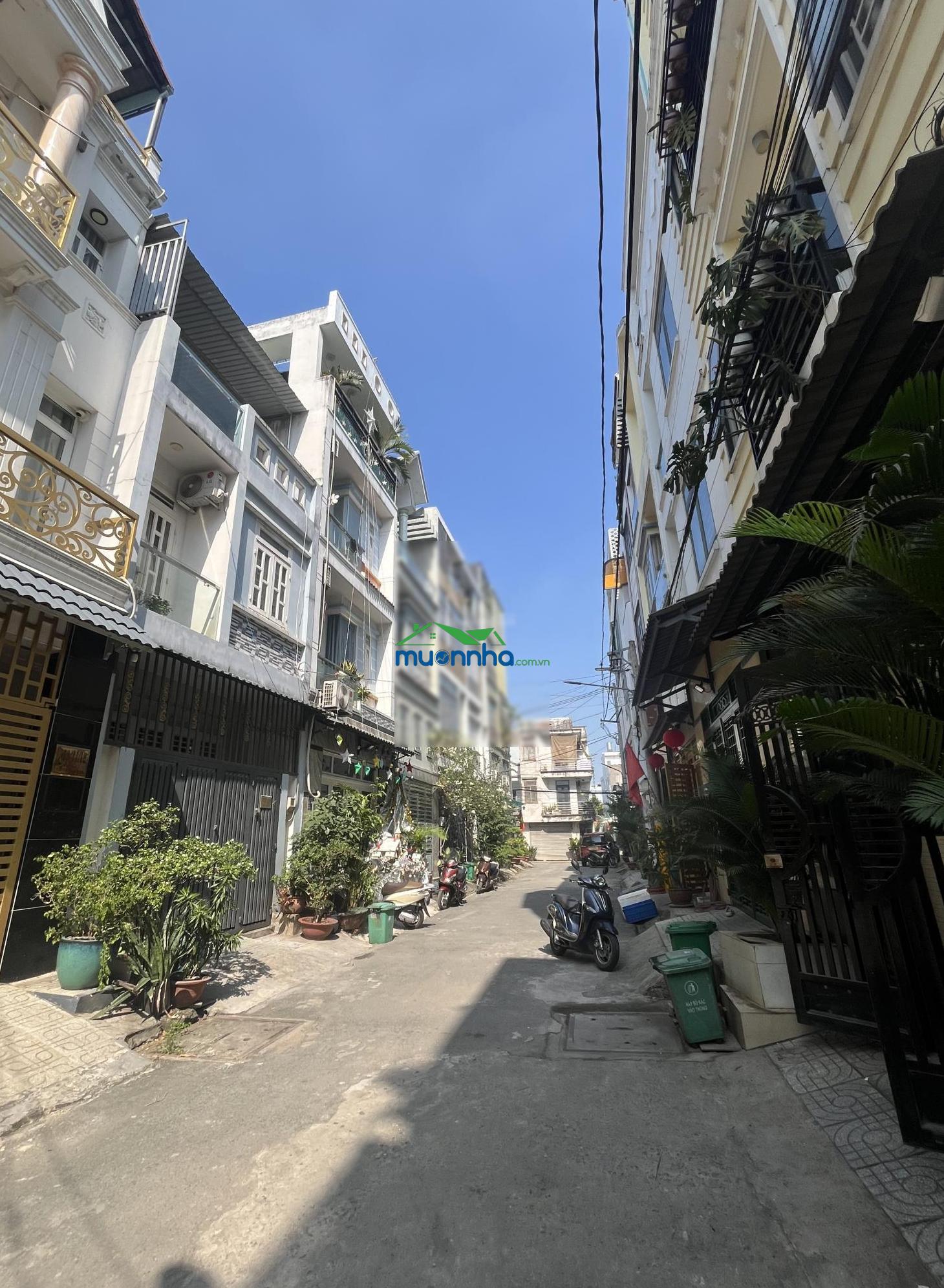 Căn nhà đẹp giá tốt sát cổng vạn phúc