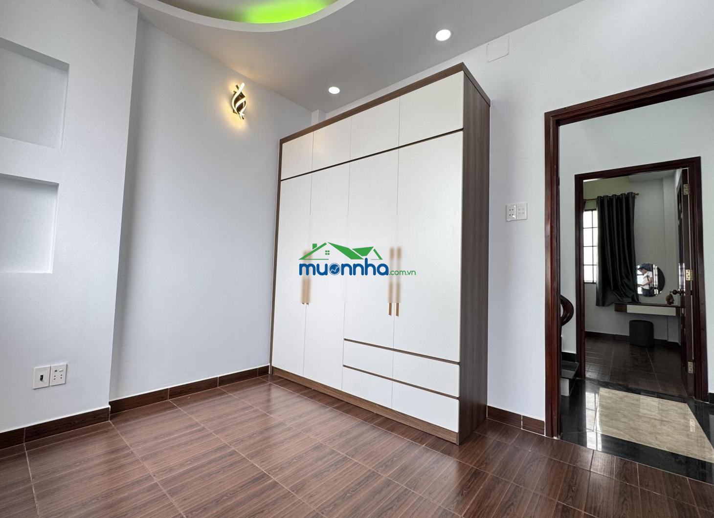 Hàng thơm- 4 tầng lầu- 4 phòng ngủ kèm 2 sân thượng trước sau- giáp phú nhuận- tặng nội thất