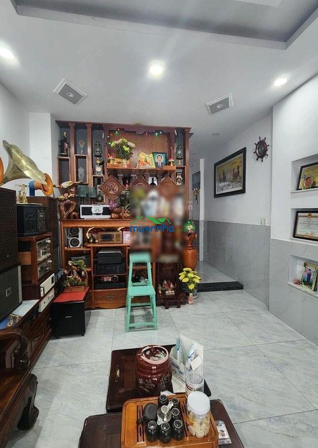 Xe tải đậu ngay nhà 3 tầng nở hậu q7