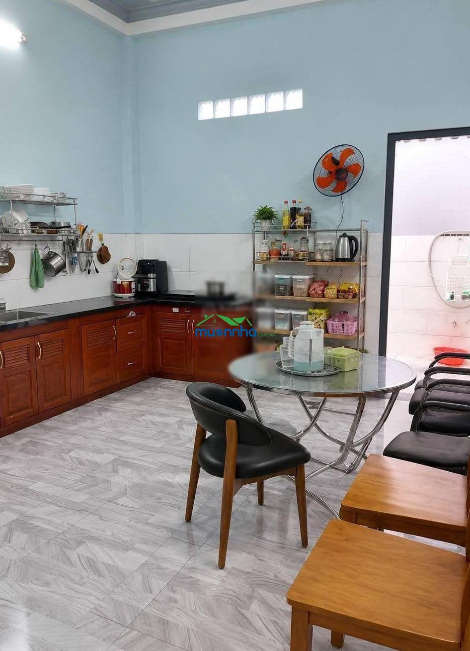 Hẻm xe hơi vào nhà - ngay chợ phạm văn bạch - 4 tầng - 4.2*20m - vuông đẹp - nhà xây ở cứng cáp - 4