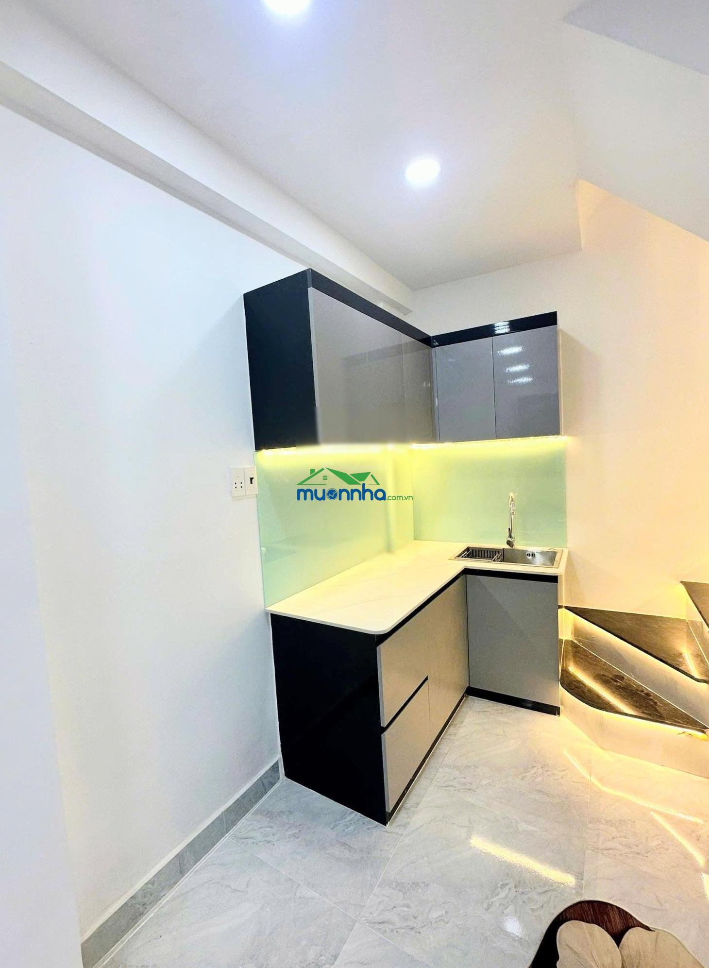 Nhà đẹp 3 tầng ban công không quy hoạch q4