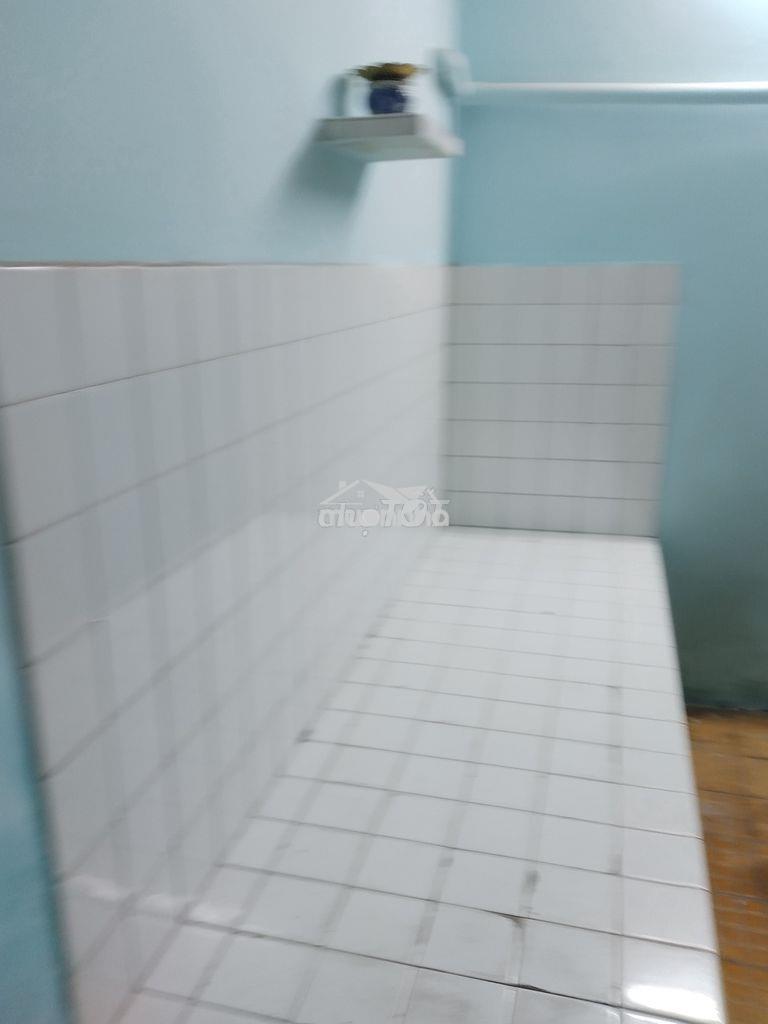 Cho thuê nguyên căn căn hộ chung cư lầu 3, đường phùng hưng 