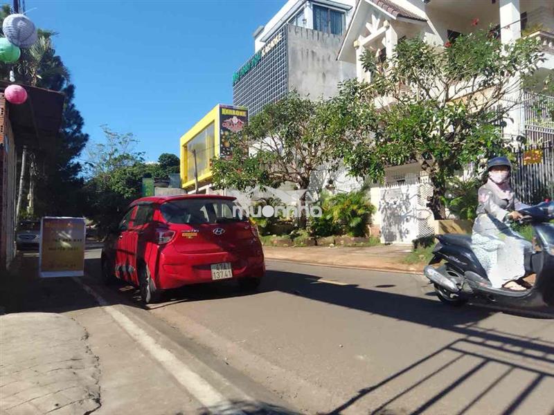 Bán mặt bằng giáp công viên diên hồng