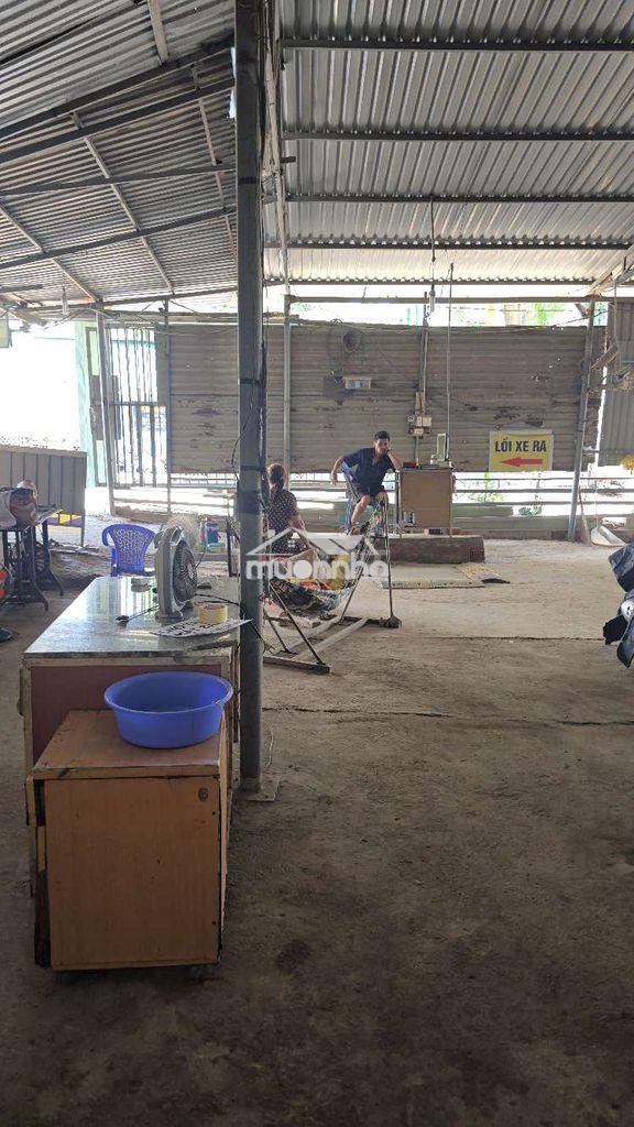 Mặt bằng trống phù hợp cho bãi xe và mở xưởng