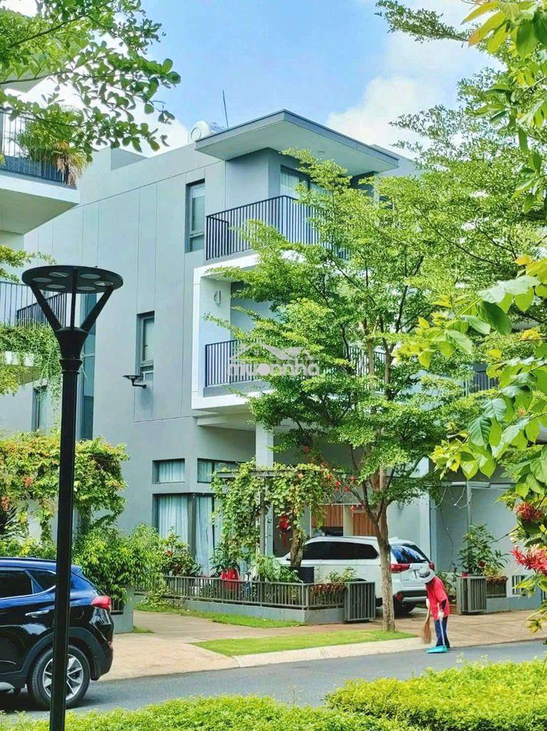 Kẹt nh bán gấp nhà phố góc có sân vườn view trực diện công viên hồ bơi