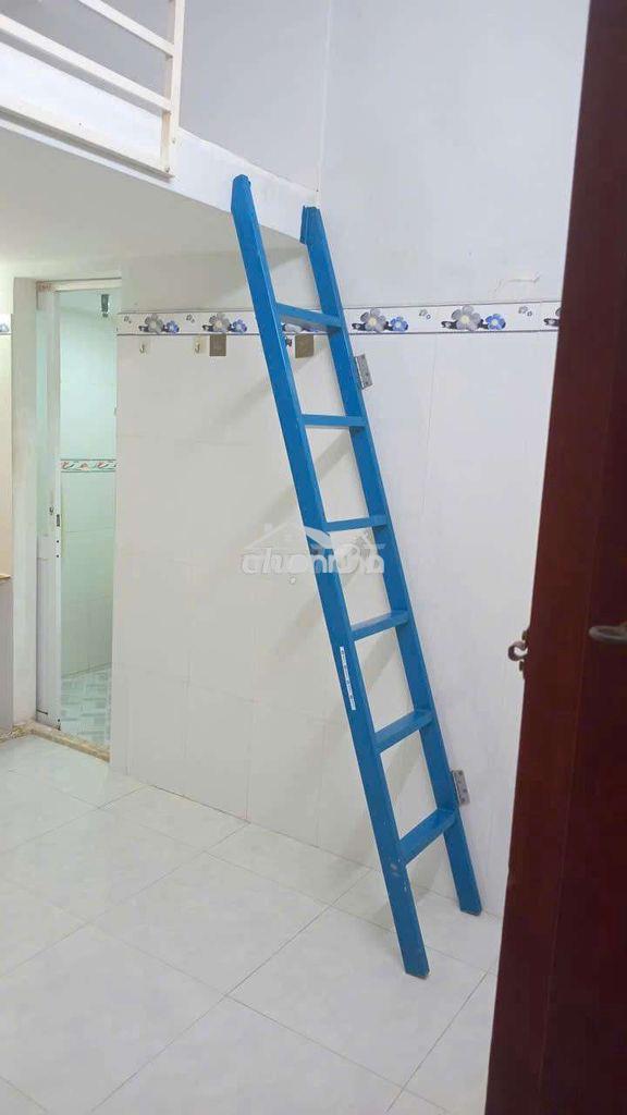 Phòng có gác + cửa sổ trời + wc sạch sẽ