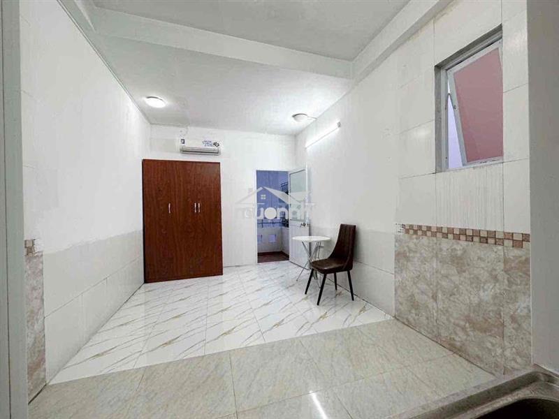 Phòng trọ giá rẻ gần q5 ban công cửa sổ gần đại học y dược, đh mở mới