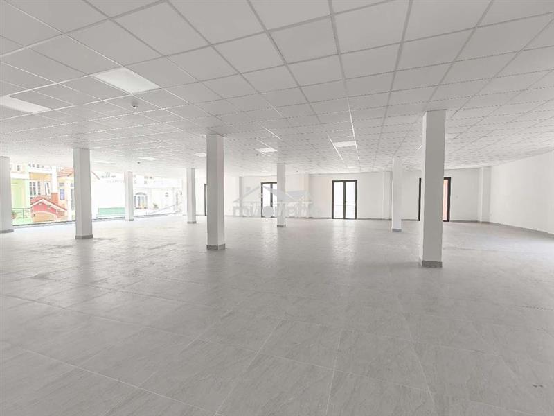 Nhà lớn  mới xây trống suốt 1400m2 