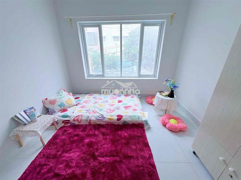 Phòng máy lạnh cửa sổ lớn có nội thất bình thạnh