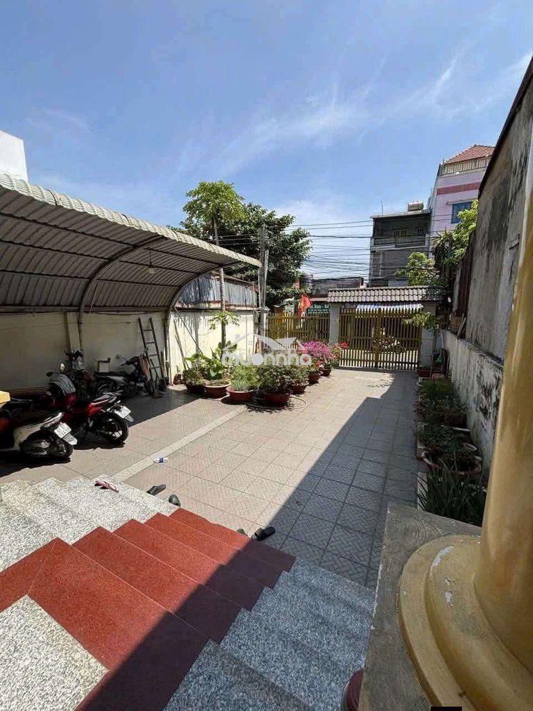 Cho thuê nhà 240m2 có 6 phòng, 5wc gần chợ xóm vắng dĩ an
