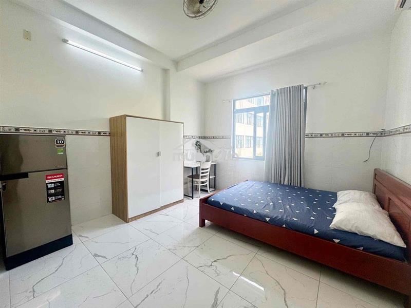 Phòng rộng có view cửa sổ thoáng full nội thất