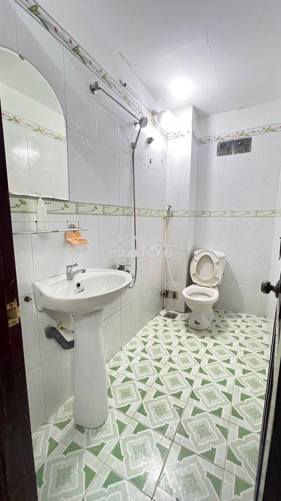 Chính chủ cho thuê phòng ban công tách bếp thông thoáng giá 3tr4 - 4
