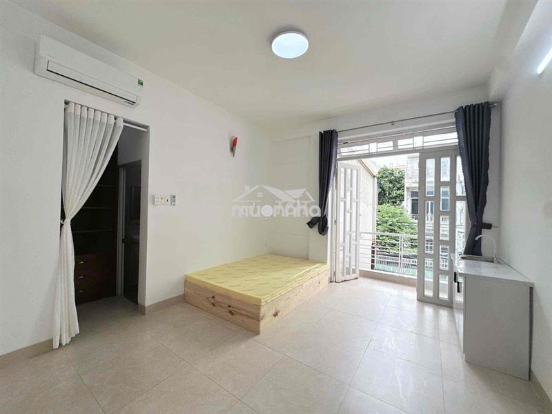 Studio ban công - full nội thất - gần vòng xoay dân chủ