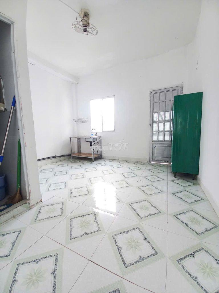 Cho thuê phòng 20m2, có máy lạnh, gần trường tôn đức thắng