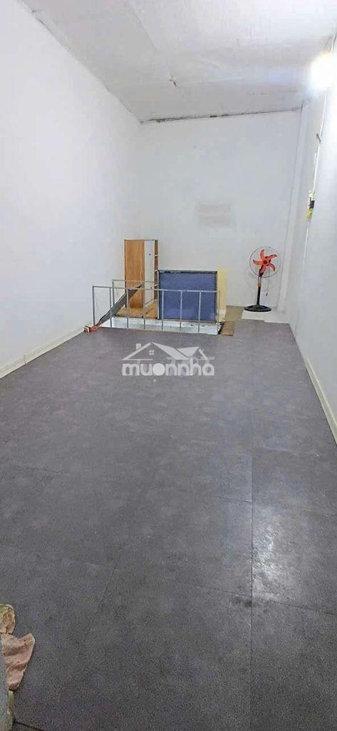 Nhà riêng, 1 lầu. 3x9, có ban công, sân xe, gần đh văn lang - 4