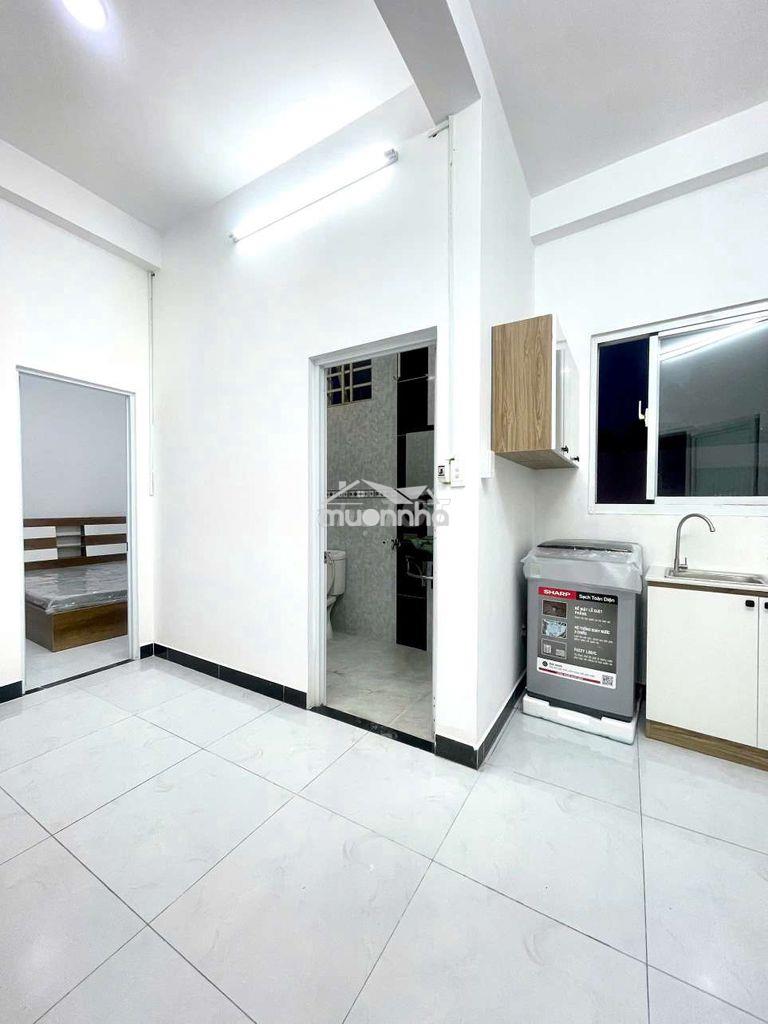 Dạng căn hộ dịch vụ tách bếp cửa sổ to siêu đẹp ngay mặt tiền đường