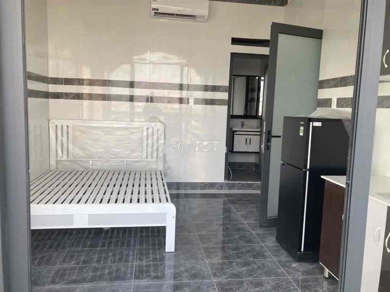 Phòng ban công lớn, đầy đủ nội thất gần nhiều tiện ích