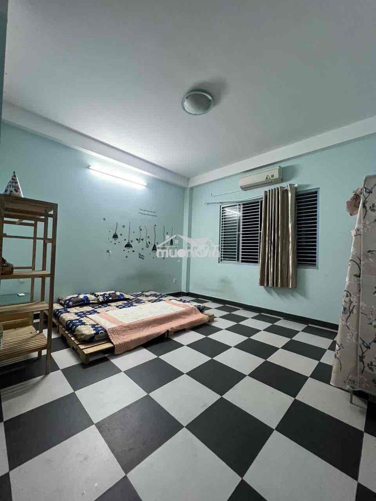 Phòng trọ có nhà vệ sinh riêng cửa sổ thoáng mát hoà bình đầm sen