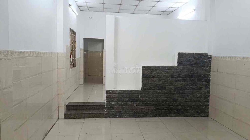 Cho thuê nhà cấp 4 sân rộng, hẻm xe tải thông đường số 2,phường truong - 4