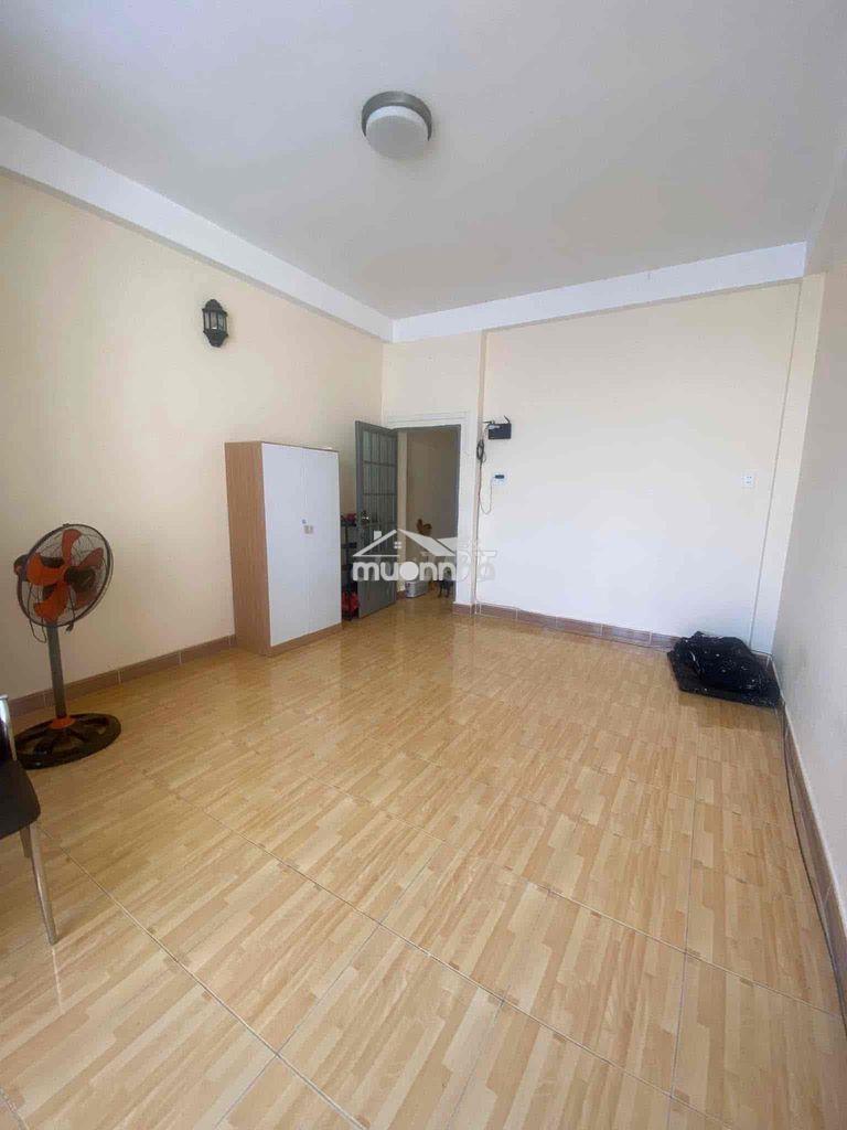 Phòng 30m2 có giường nệm, kệ, tủ nhỏ - 2