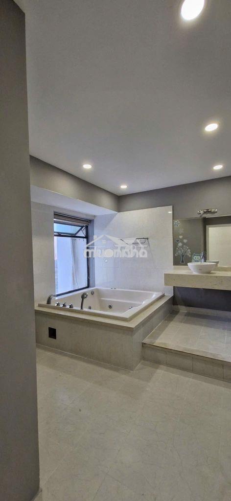 Cho thuê pen house 4 phòng ngủ 200m2 lô a phú hoàng anh, ở liền
