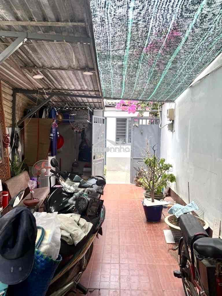 Bán nhà 2 tàng kế hẻm xe hơi, ngang 3.9m, đ.đoàn văn bơ,. - 3