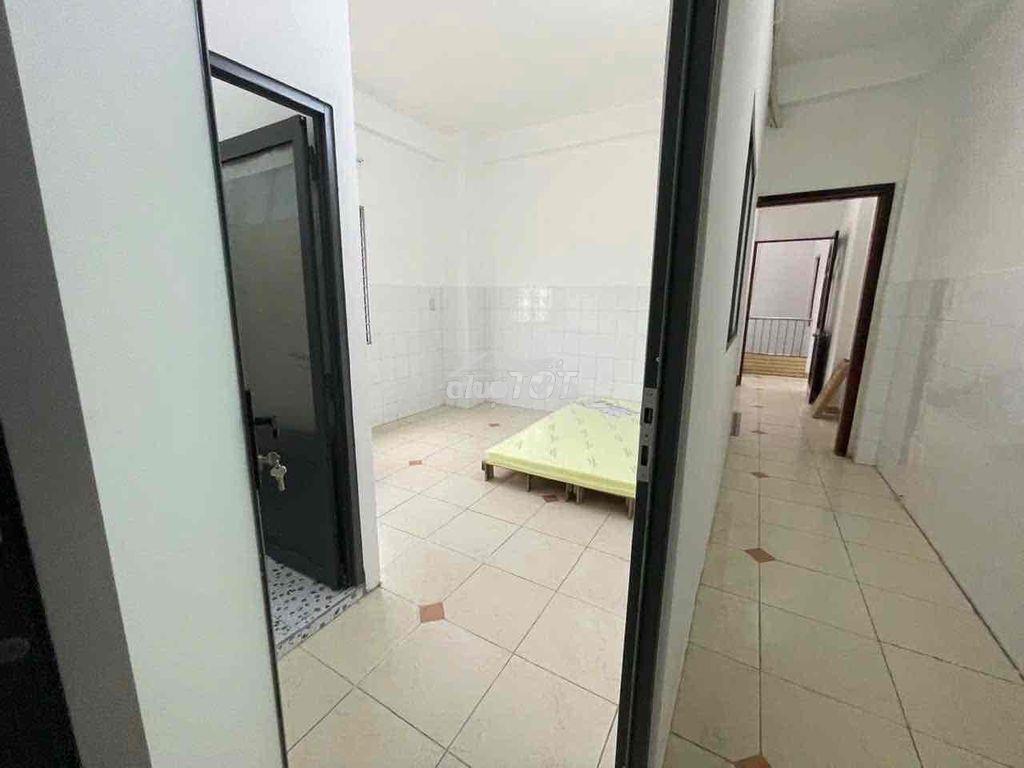Phòng trọ giá rẻ có cửa sổ trời - sẵn máy lạnh, nệm sát cầu chà và q5 - 2