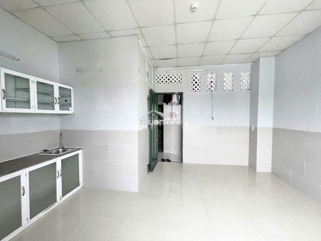 Cửa sổ thoáng cách, sẵn kệ bếp cách hub chỉ vài bước chân đến trường - 2