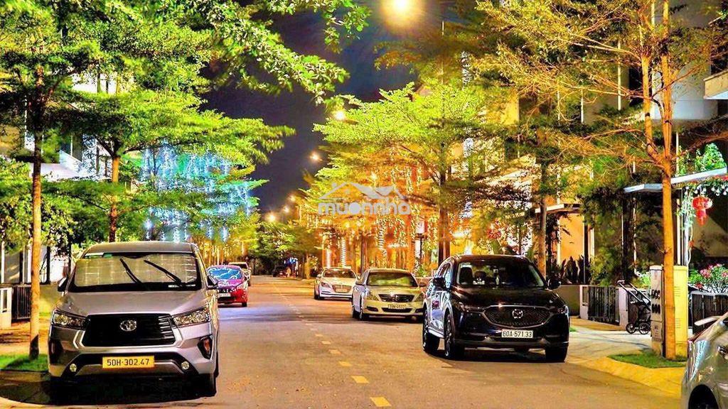 Kẹt nh bán gấp nhà phố góc có sân vườn view trực diện công viên hồ bơi - 2