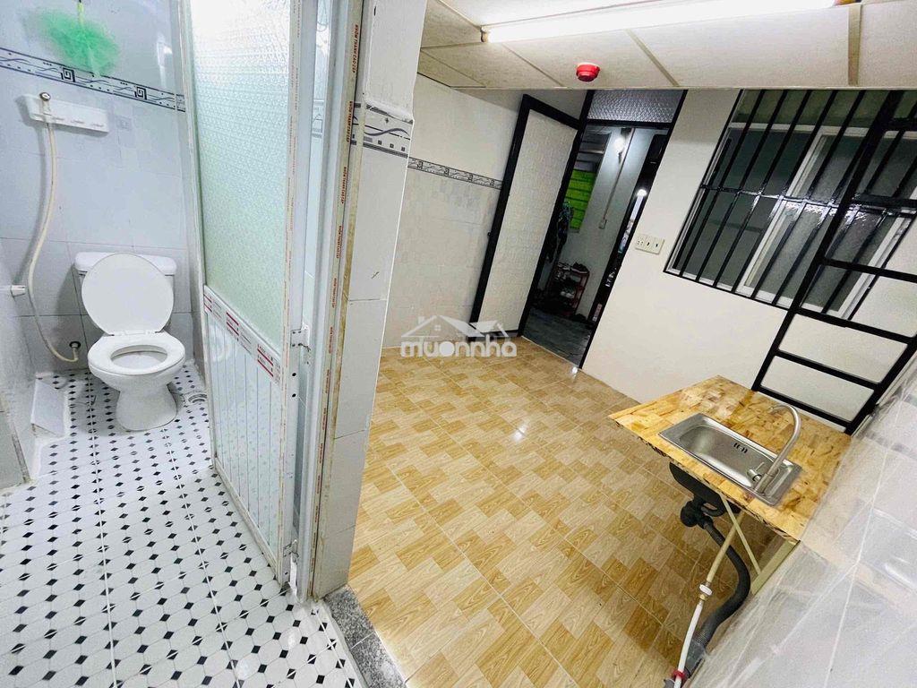 Phòng cho thuê có máy lạnh , gác , toà nhà mặt tiền có thang máy - 3