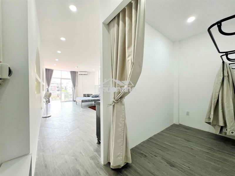 Cho thuê phòng ban công thang máy mặt tiền lê hồng phong full nội thât