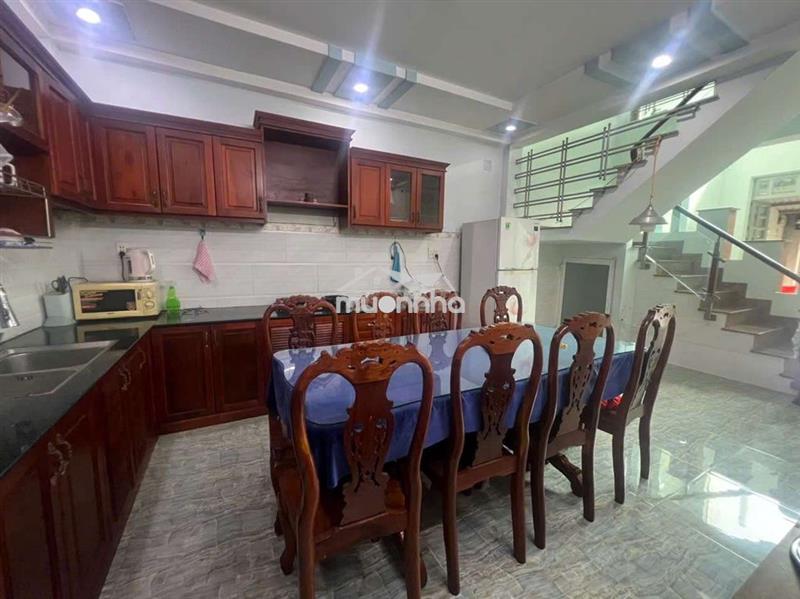 Cho thuê nhà bà điểm
dt 4*18-1 lửng -1 lầu -3pn -3wc
sân đậu oto