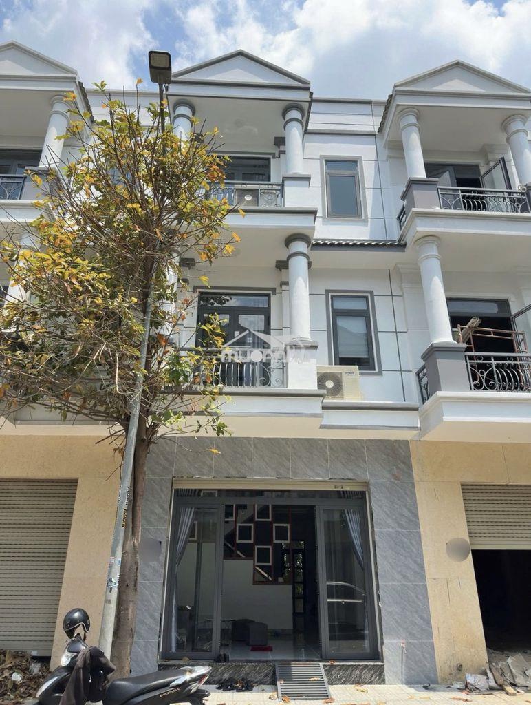 Nhà 1 trệt 2 lầu ngay mặt tiền dt747