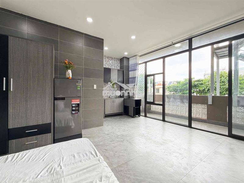 Phòng ban công siêu rộng 35m2 ngay mặt tiền thống nhất - thang máy