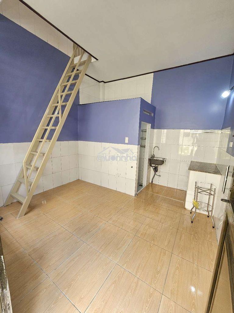 Nhà ở 2 tầng 25m2,có ban công,khóa vân tay,2.500k,ngay chợ thạnh xuân