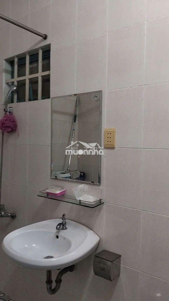 Phòng trống 30m2, có cửa sổ , wc riêng, gần trường thpt nguyễn trãi - 4