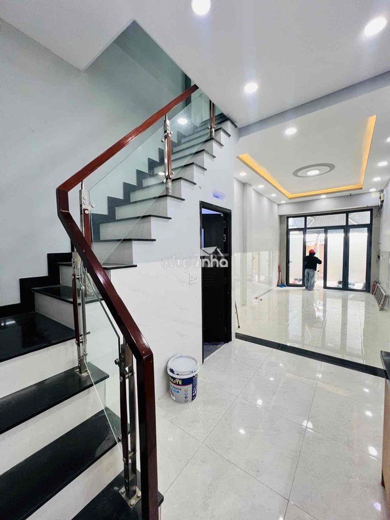 Nhà mặt tiền hẻm, đường 8m, 2 tầng, 35m2, 2 phòng ngủ,minh phụng, q.11