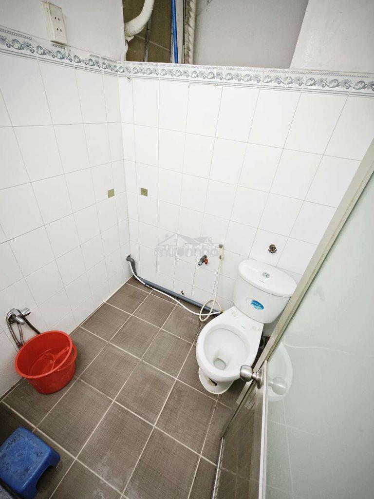 Cho thuê p 300 âu dương lân toilette chung với 1 phòng - 3