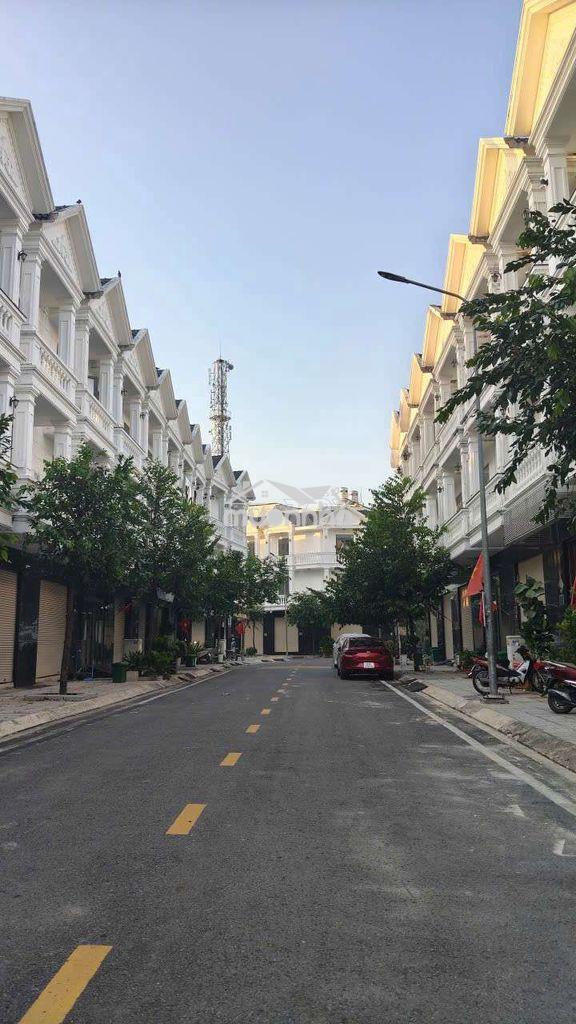 Nhà trống cho thuê để xe hơi - 3