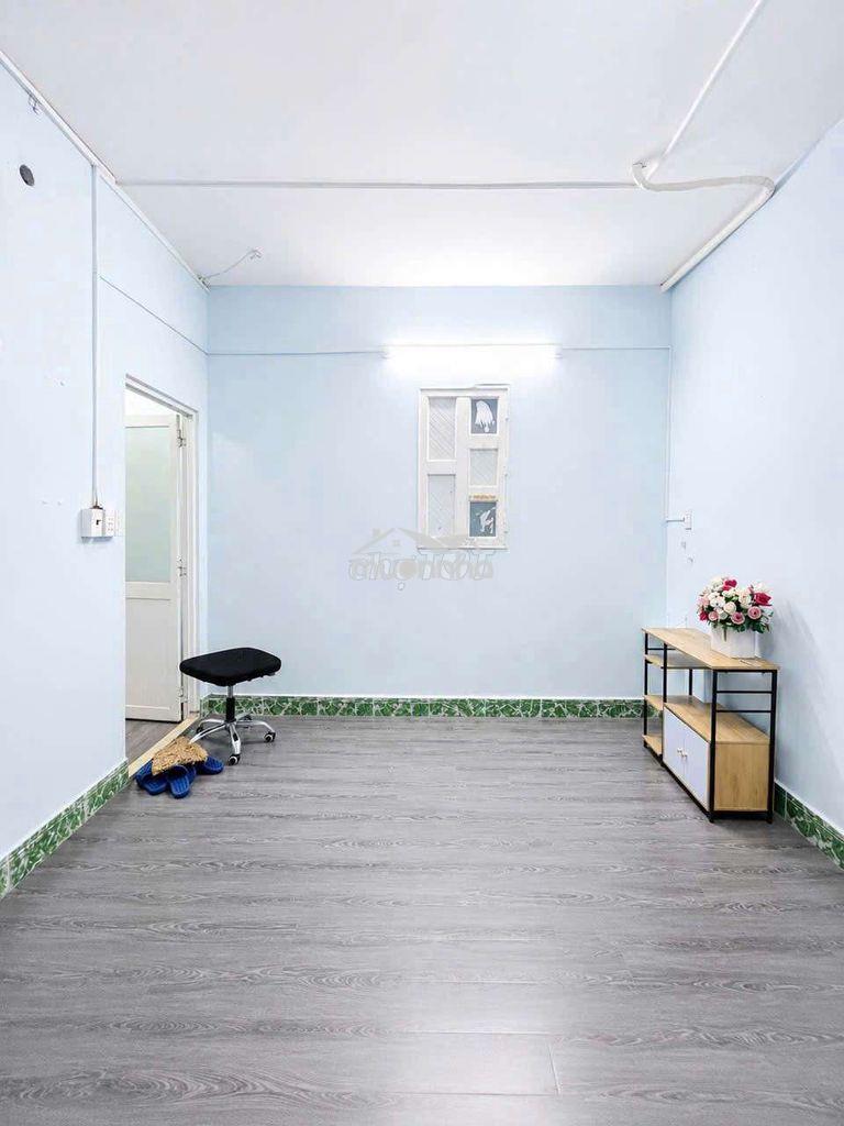 Phòng rộng có phòng ngủ, nội thất, máy lạnh - 3