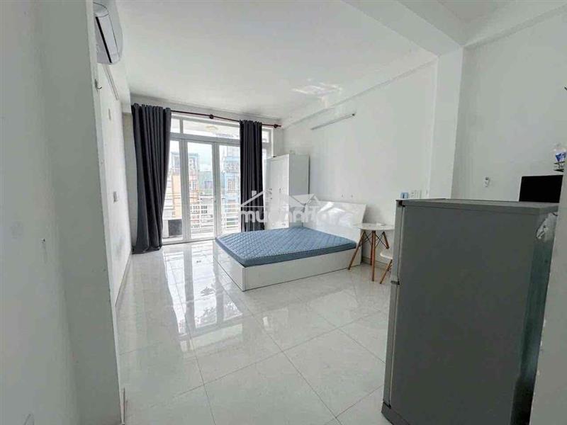 Phòng full nội thất | ban công 50m2 | thang máy | ngay hùng vương q5