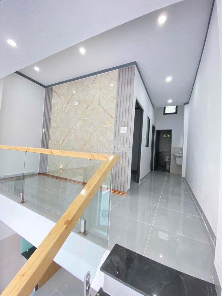 Bán gấp nhà 1 trệt 1 lửng đúc sân ôtô sổ riêng thổ cư gần cây xăng 75