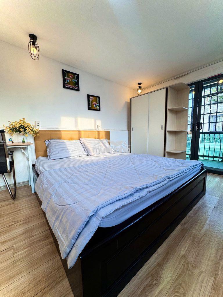 Cho thuê căn hộ quận 1 gần nhà thờ đức bà, mặt tiền, có ban công  - 3