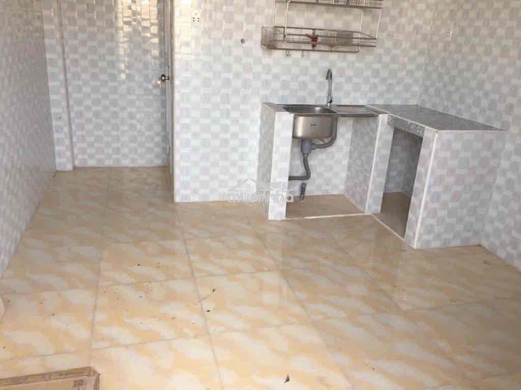 1 phòng lầu 1,giá 2 tr4 có sẵn máy lạnh,gác và ban công, hẻm yên tĩnh. - 4