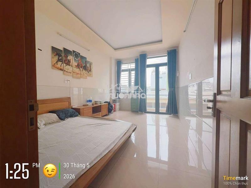 Cho thuê phòng ban công lầu 2, cửa sổ thoáng mát, hẻm xe hơi.