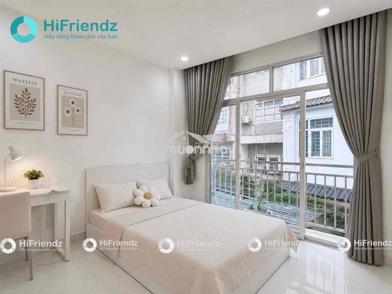 Hệ thống căn hộ ban công cửa sổ thoáng mát, gần ngã tư hàng xanh