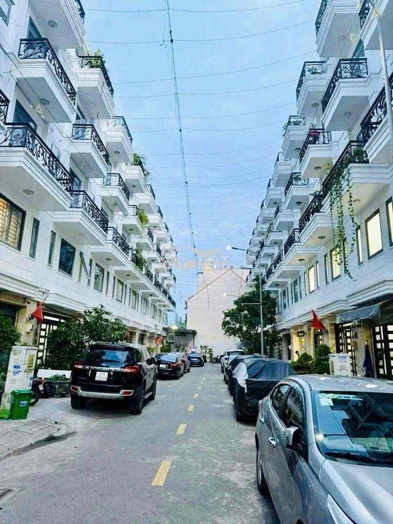Nhà phố đẹp.  trệt lửng 3 lầu 4pn 5wc. gần chợ trường học