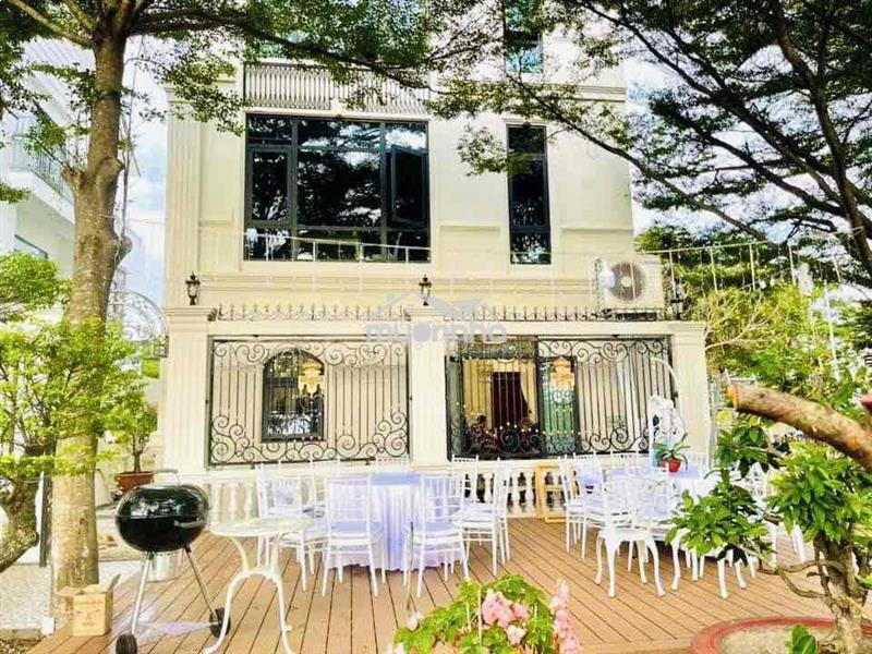 Biệt thự sân vườn 400m2 đất đầy đủ nội thất siêu đẹp 4 phòng master